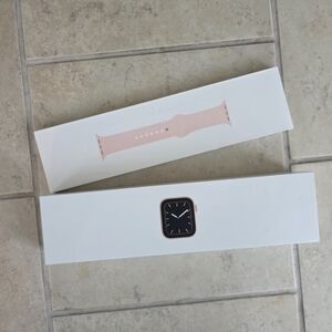 Apple Watch Series 5 Gold Aluminum Case Pink Sand Sport Band